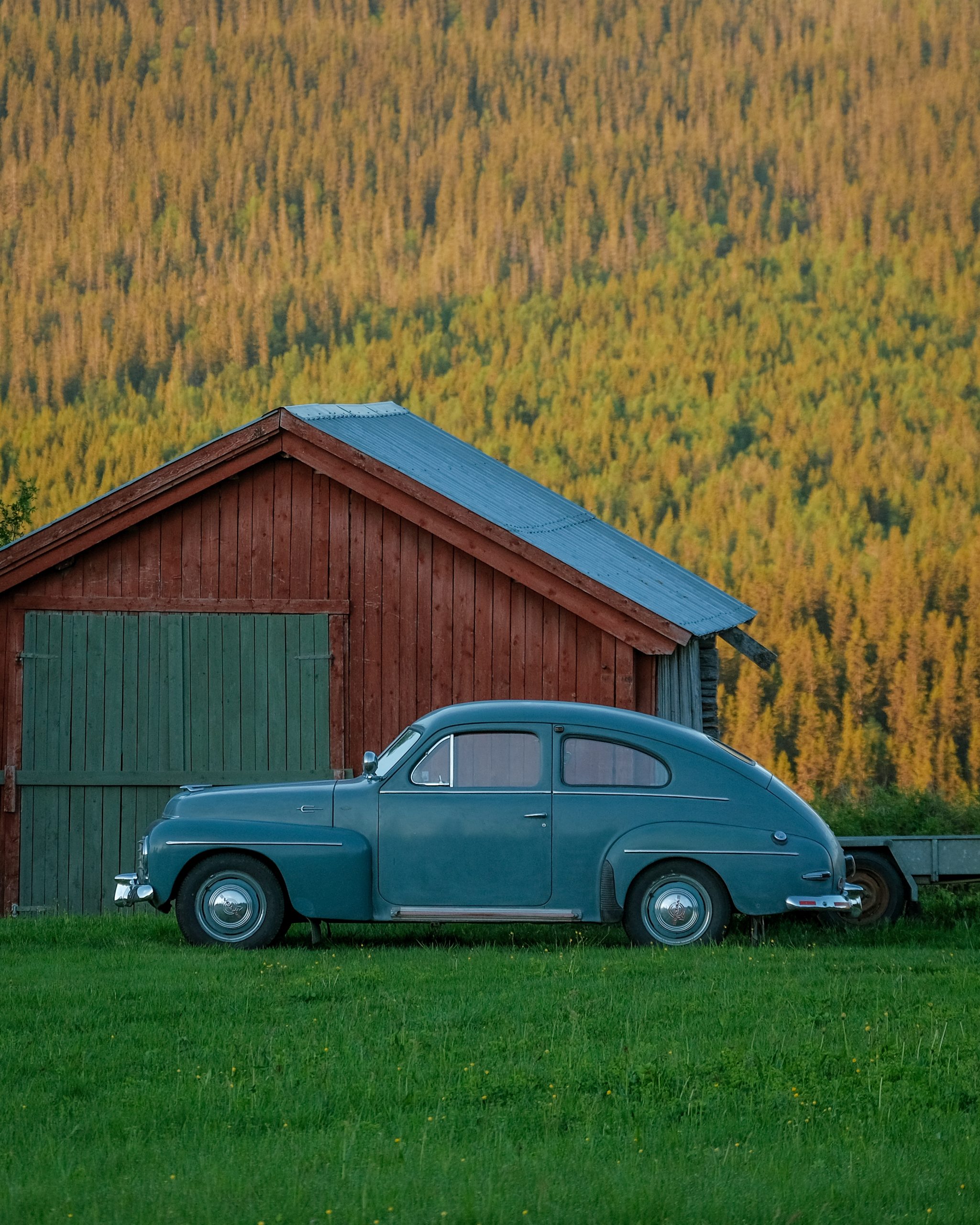 The car is behind the house. prepositions of place konu anlatımı 6